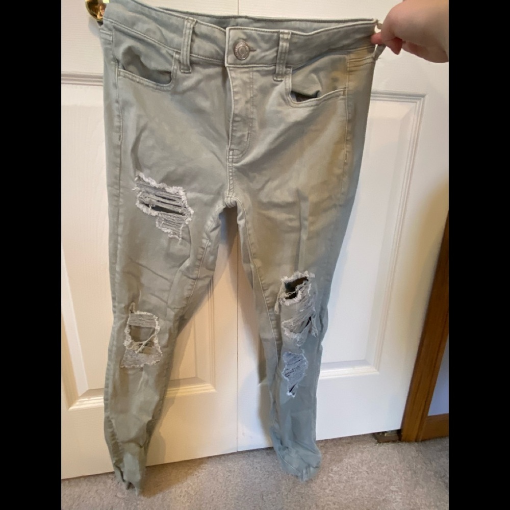 AMERICAN EAGLE RIPPED JEANS (army green)